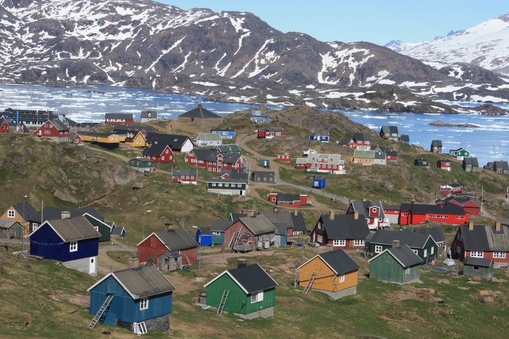 Village de Tasiilaq, Groenland jigsaw puzzle in Paysages urbains puzzles on TheJigsawPuzzles.com