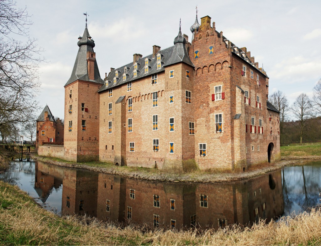 Doorwerth Castle, the Netherlands jigsaw puzzle in Castles puzzles on TheJigsawPuzzles.com