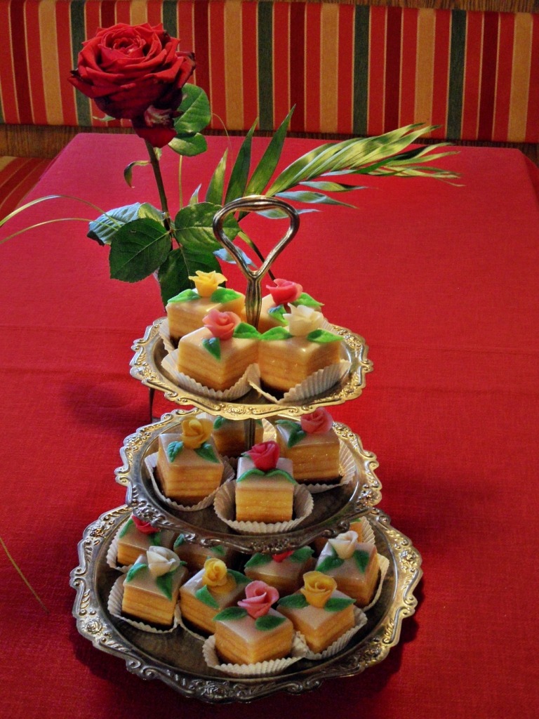 Petit Four jigsaw puzzle in Food & Bakery puzzles on TheJigsawPuzzles.com