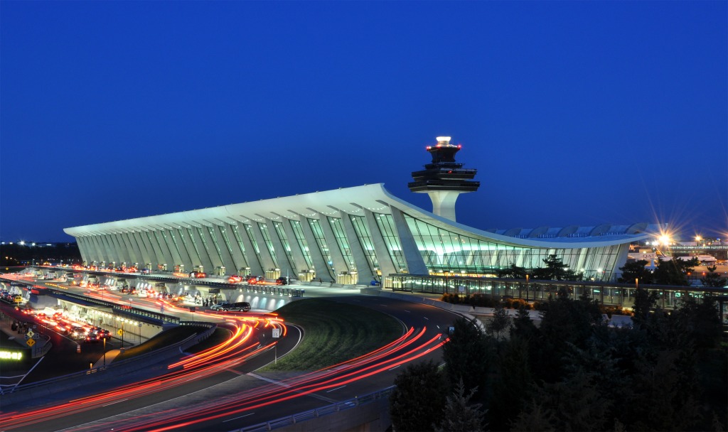 L'aéroport de Washington Dulles à la tombée de la nuit jigsaw puzzle in Aviation puzzles on TheJigsawPuzzles.com