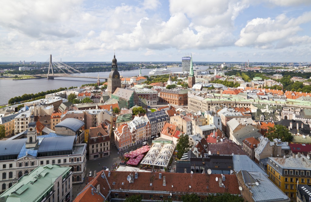Blick auf Riga von der Petrikirche, Lettland jigsaw puzzle in Brücken puzzles on TheJigsawPuzzles.com