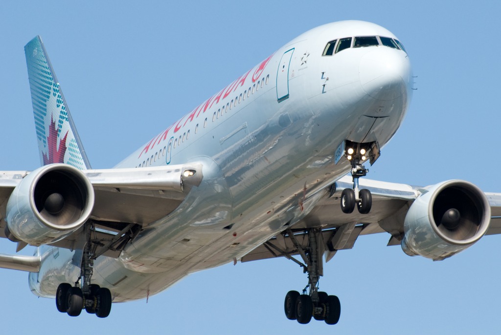 Boeing 767-200 d'Air Canada attérrissant à Toronto jigsaw puzzle in Aviation puzzles on TheJigsawPuzzles.com