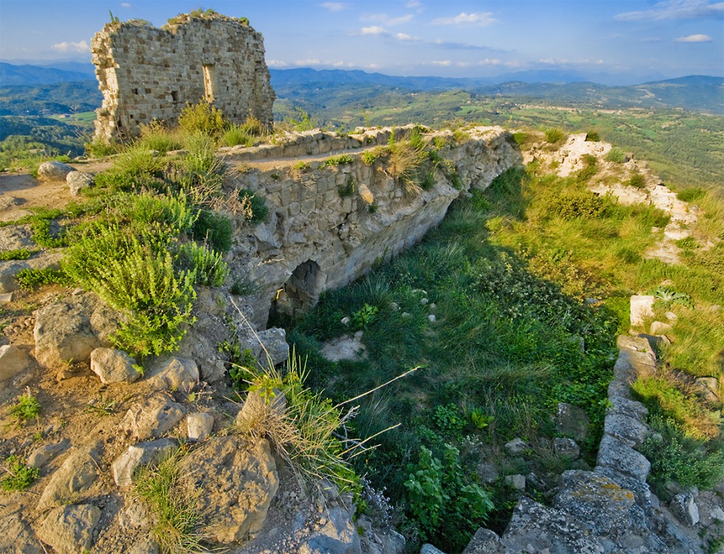 Ruinen der Burg von Lluçà jigsaw puzzle in Großartige Landschaften puzzles on TheJigsawPuzzles.com