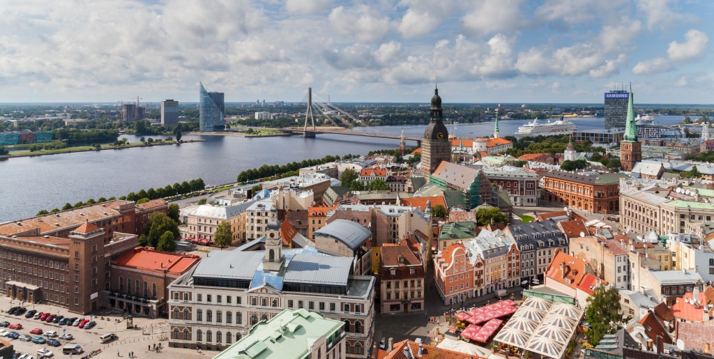Vista de Riga da Igreja de St. Peter, Letônia jigsaw puzzle in Pontes puzzles on TheJigsawPuzzles.com
