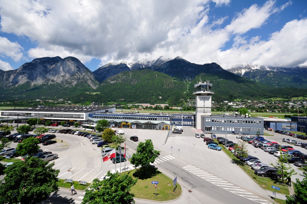 Aéroport d'Innsbruck, Autriche jigsaw puzzle in Aviation puzzles on TheJigsawPuzzles.com