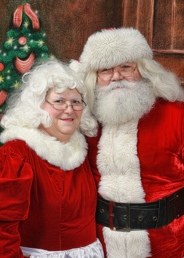 Santa and Mrs. Claus jigsaw puzzle in People puzzles on TheJigsawPuzzles.com