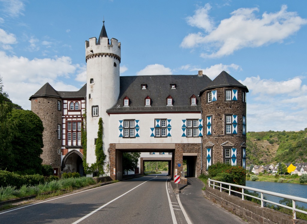 Château de Gondorf, Kobern-Gondorf, Allemagne jigsaw puzzle in Châteaux puzzles on TheJigsawPuzzles.com