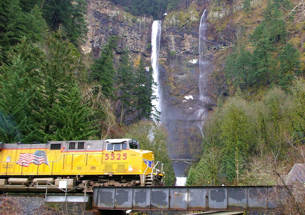 Union Pacific at Multnomah Falls jigsaw puzzle in Waterfalls puzzles on TheJigsawPuzzles.com