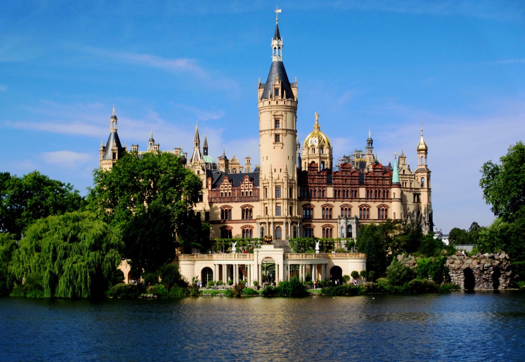 Schwerin Lake and Castle Schwerin jigsaw puzzle in Castles puzzles on TheJigsawPuzzles.com