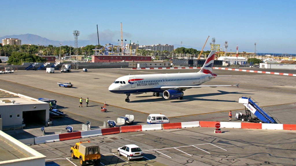 British Airways à l'aéroport de Gibraltar jigsaw puzzle in Aviation puzzles on TheJigsawPuzzles.com