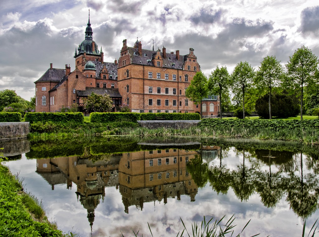 Vallø Castle in Denmark jigsaw puzzle in Castles puzzles on TheJigsawPuzzles.com