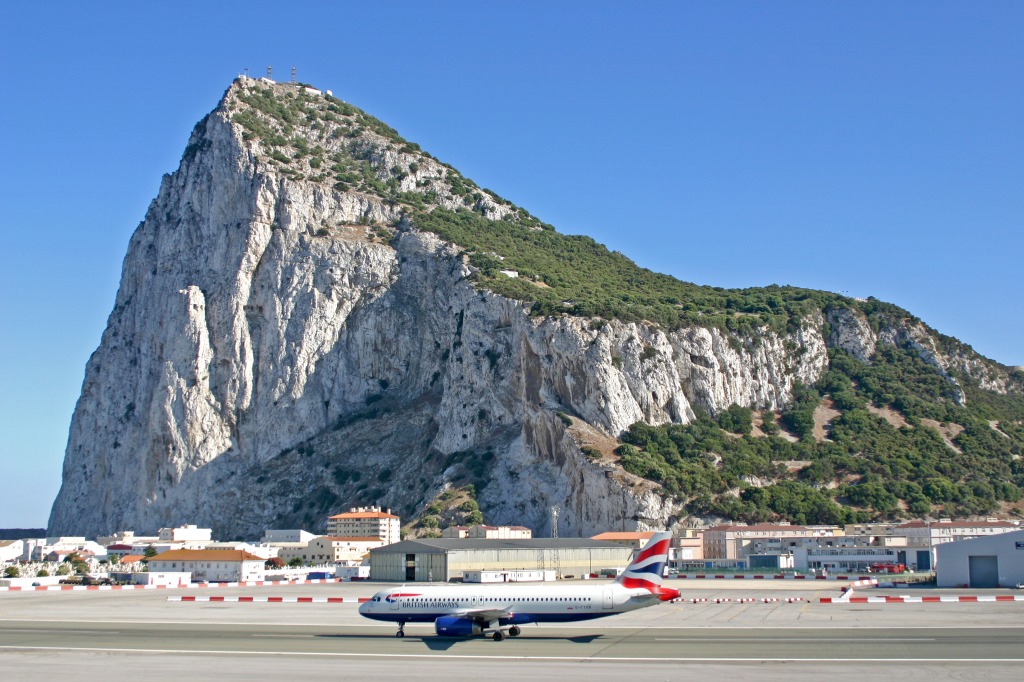 GB Airways только приземлились в Гибралтаре jigsaw puzzle in Авиация puzzles on TheJigsawPuzzles.com