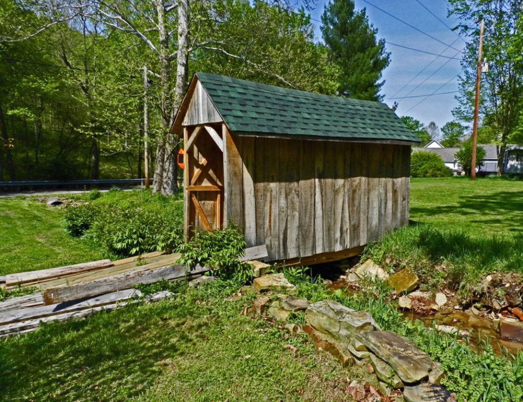 Covered Bridge in a Yard jigsaw puzzle in Bridges puzzles on TheJigsawPuzzles.com