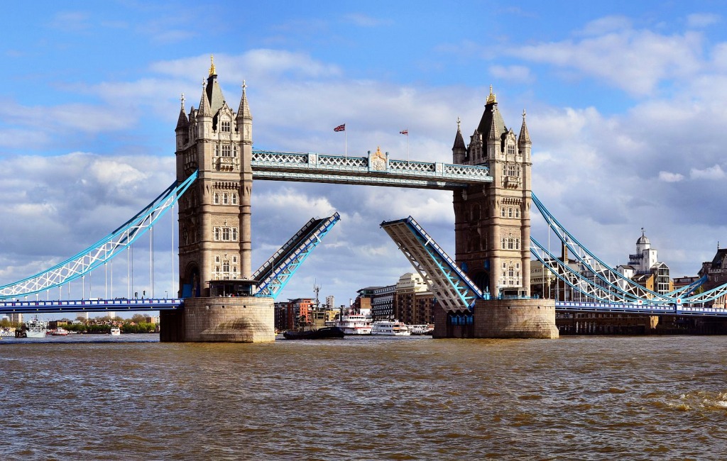 Le Tower Bridge et Londres à l'horizon jigsaw puzzle in Ponts puzzles on TheJigsawPuzzles.com
