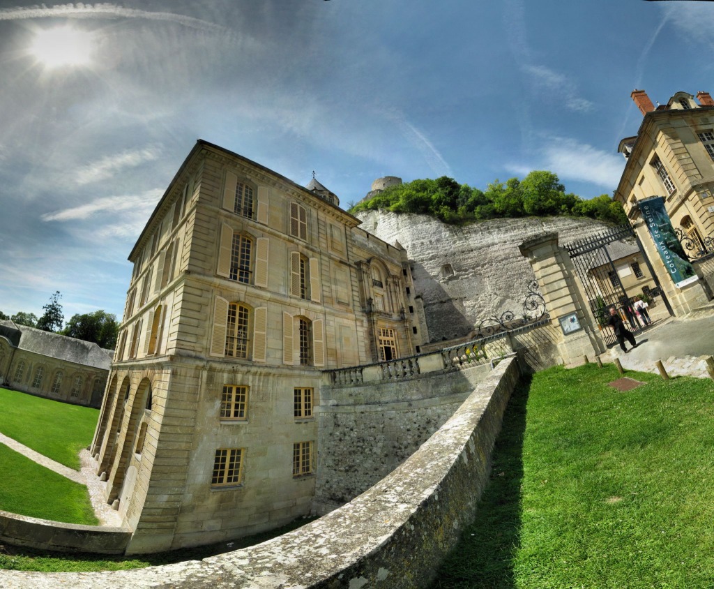 Château de La Roche-Guyon, France jigsaw puzzle in Châteaux puzzles on TheJigsawPuzzles.com
