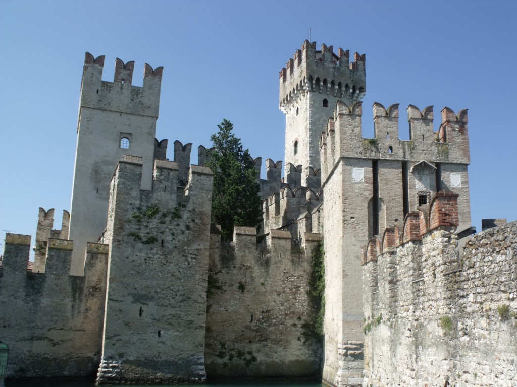 Castelo Scaliger, Lombardia, Itália jigsaw puzzle in Castelos puzzles on TheJigsawPuzzles.com