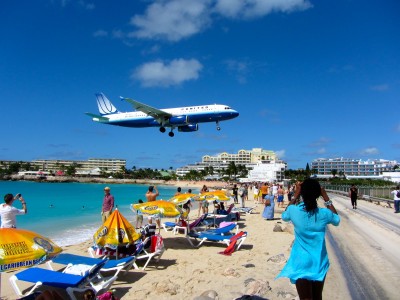 United Airlines Plane over Maho Beach jigsaw puzzle in Aviation puzzles ...