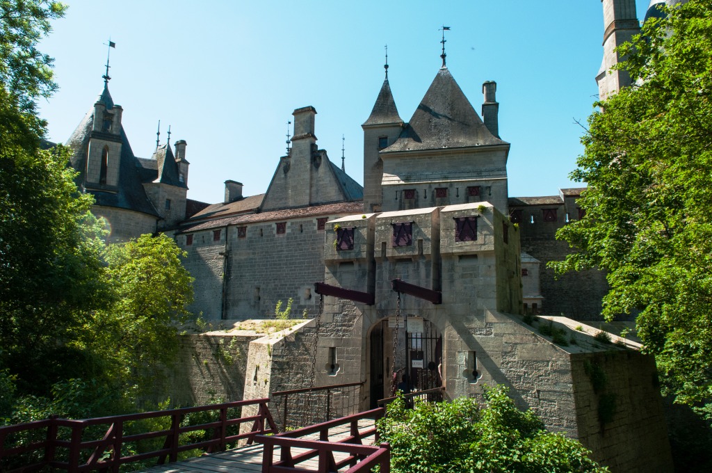 Château de la Rochepot, França jigsaw puzzle in Castelos puzzles on TheJigsawPuzzles.com