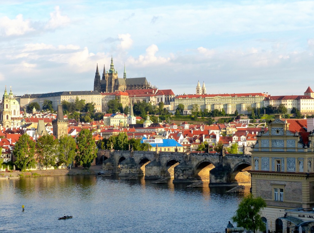 Карлов мост(Прага). Река в Праге с Карловым мостом. Пражский град утро. Порт Прага.