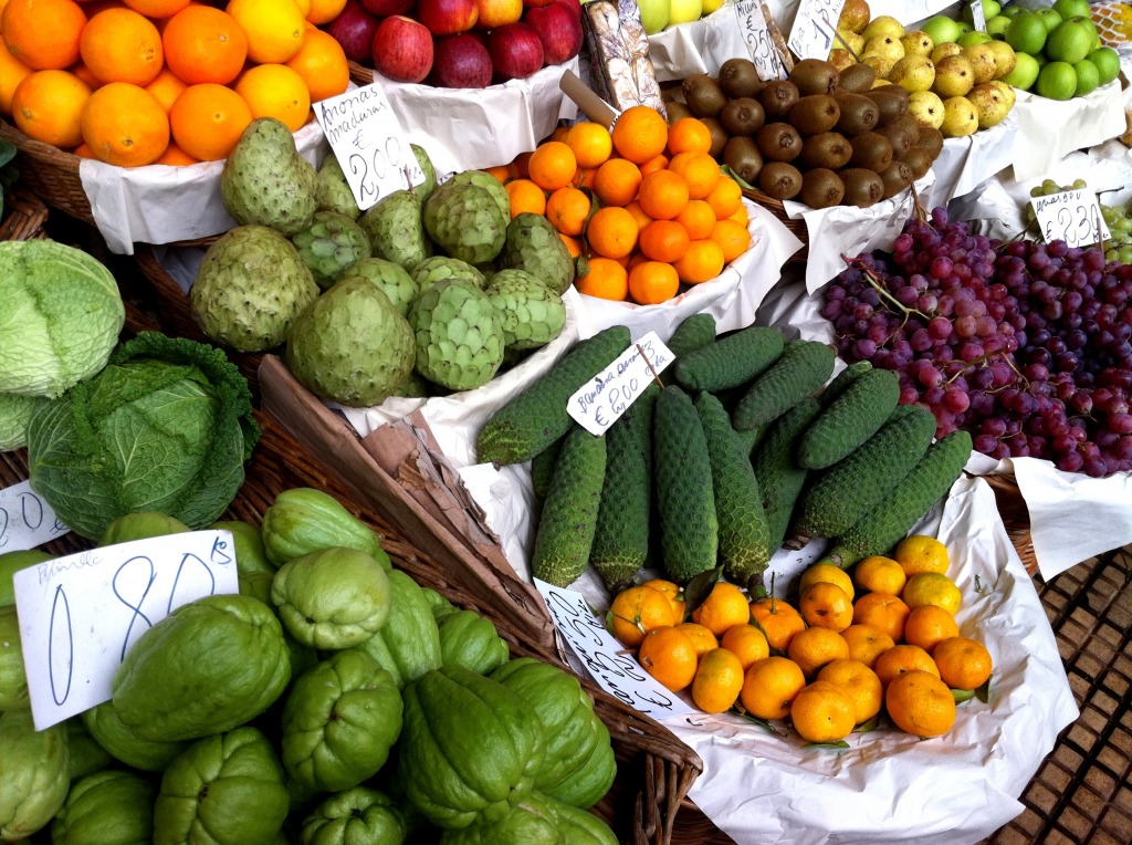 Фруктово-овощной рынок в Португалии jigsaw puzzle in Фрукты и Овощи puzzles on TheJigsawPuzzles.com