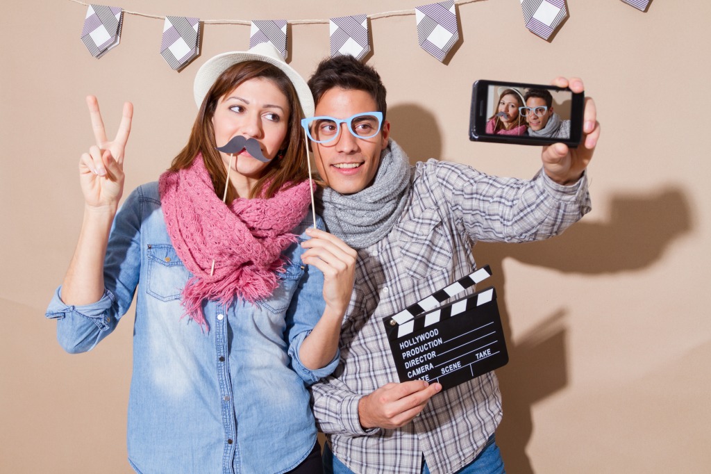 Junges Paar macht ein Selfie jigsaw puzzle in Menschen puzzles on TheJigsawPuzzles.com