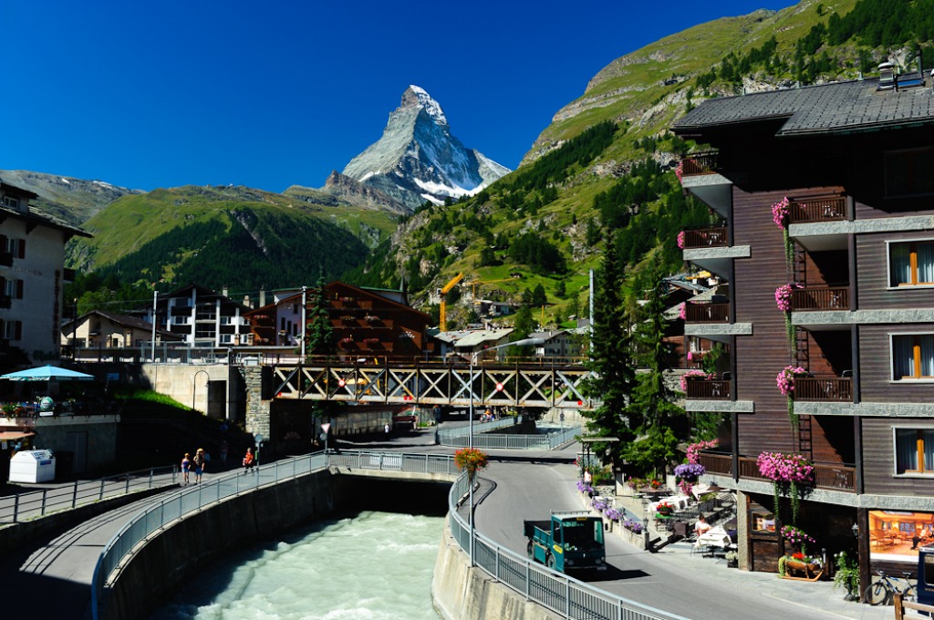 La rivière Vispa à Zermatt, avec le mont Matterhorn jigsaw puzzle in Ponts puzzles on TheJigsawPuzzles.com