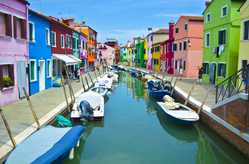 Burano, Venise, Italie jigsaw puzzle in Paysages urbains puzzles on TheJigsawPuzzles.com
