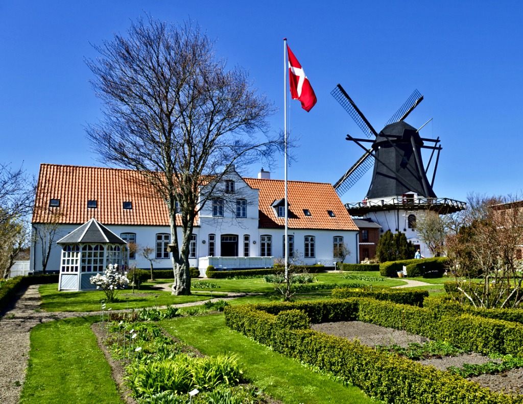 Eine Windmühle in Dänemark jigsaw puzzle in Straßenansicht puzzles on TheJigsawPuzzles.com