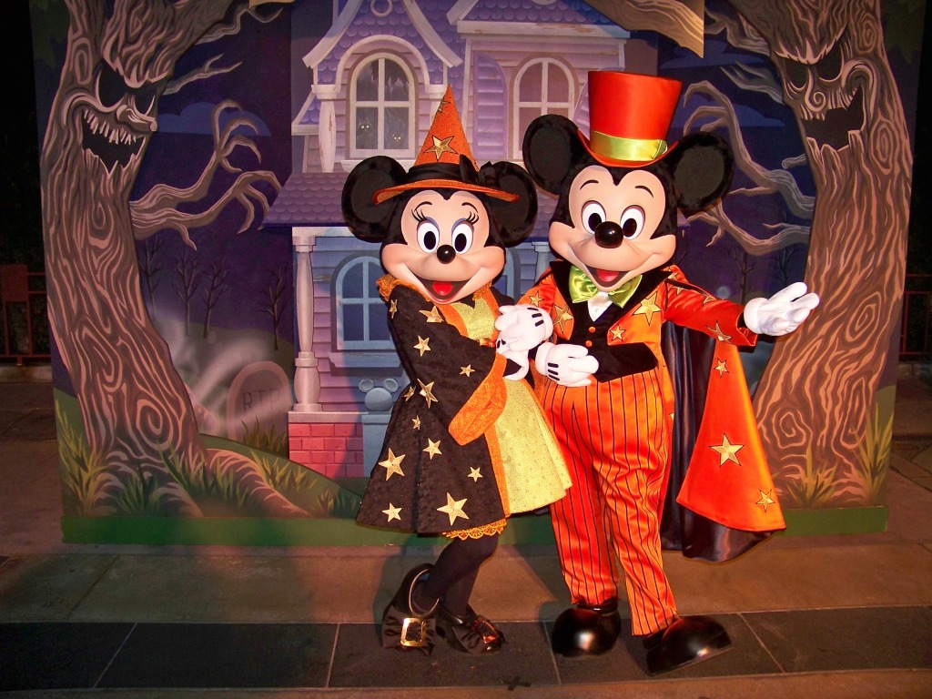 Witch Minnie and Vampire Mickey jigsaw puzzle in Halloween puzzles on TheJigsawPuzzles.com
