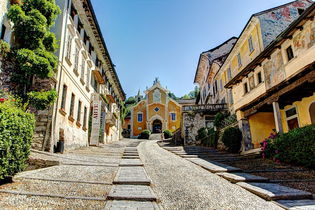 Orta San Giulio, Piedmont, Itália jigsaw puzzle in Paisagens de Rua puzzles on TheJigsawPuzzles.com
