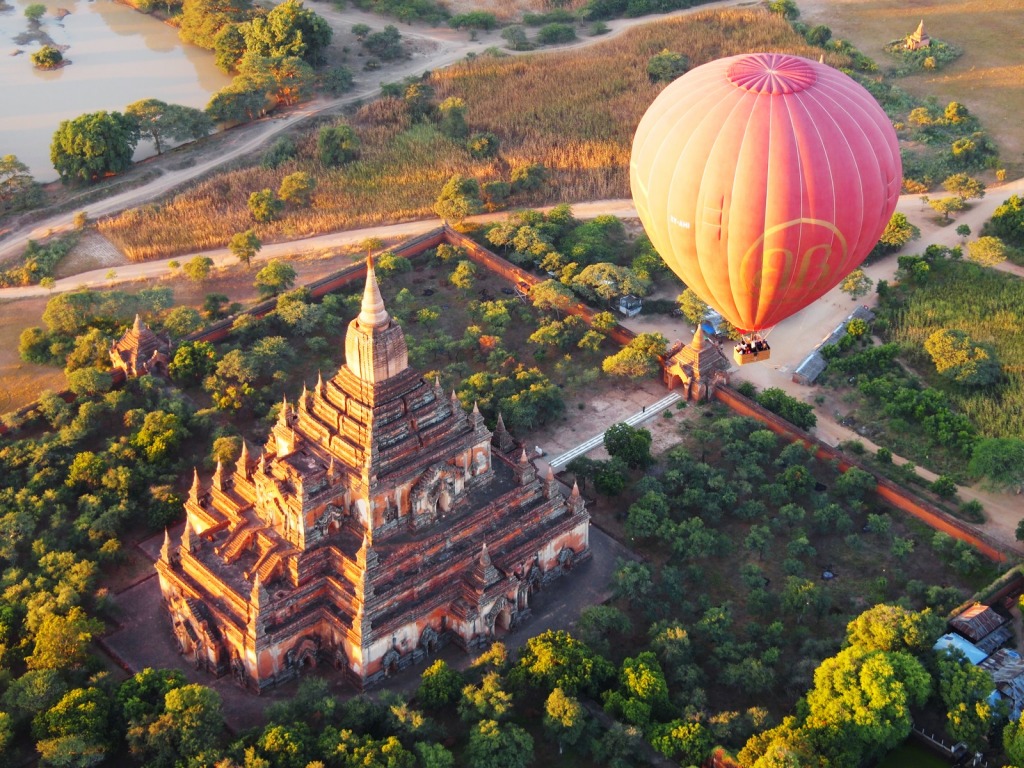 Ballons au-dessus de Bagan, Birmanie jigsaw puzzle in Magnifiques vues puzzles on TheJigsawPuzzles.com