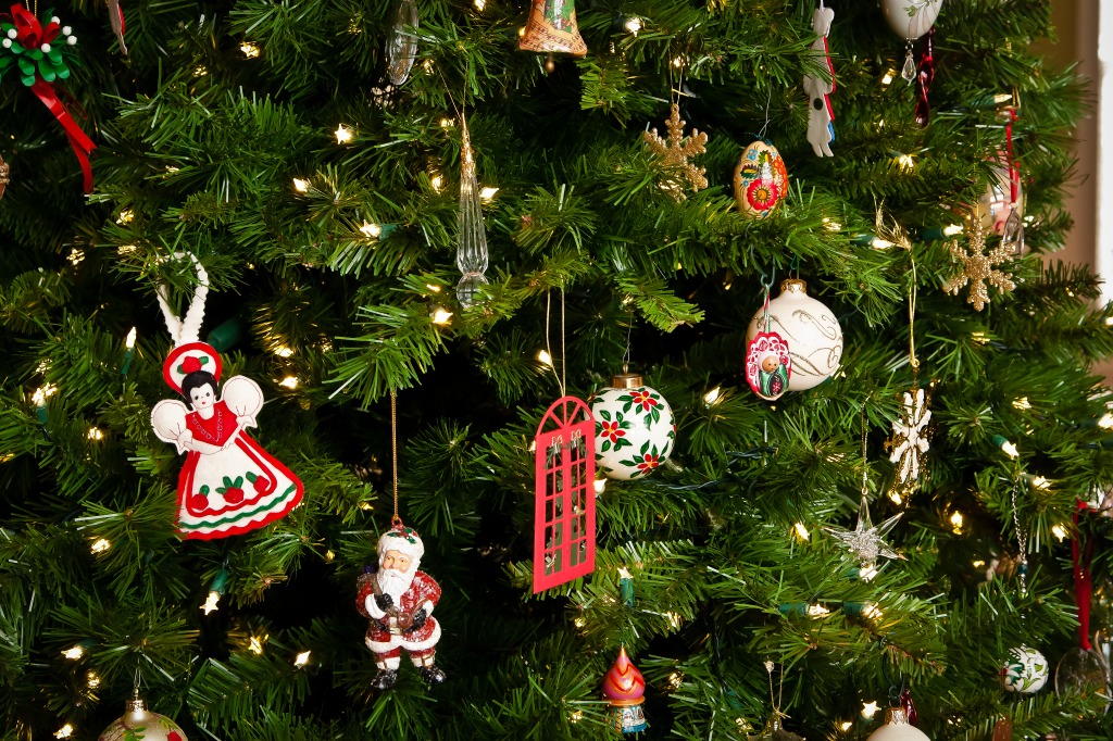 Рождественская елка jigsaw puzzle in Новый год и Рождество puzzles on TheJigsawPuzzles.com