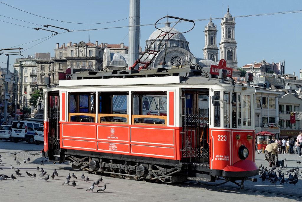 Rote Straßenbahn in Istanbul, Türkei jigsaw puzzle in Autos & Motorräder puzzles on TheJigsawPuzzles.com