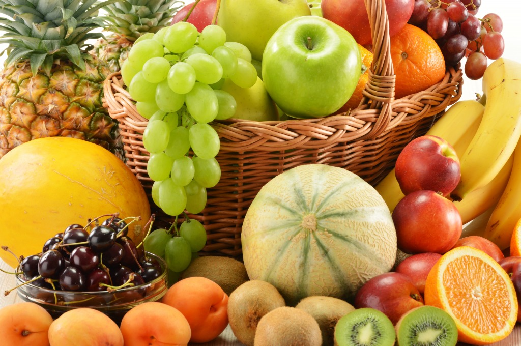 Assortiment de fruits dans un panier en osier jigsaw puzzle in Fruits & Légumes puzzles on TheJigsawPuzzles.com