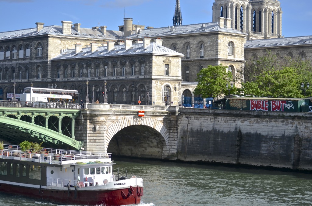 Der Pont Notre-Dame, Paris jigsaw puzzle in Brücken puzzles on TheJigsawPuzzles.com