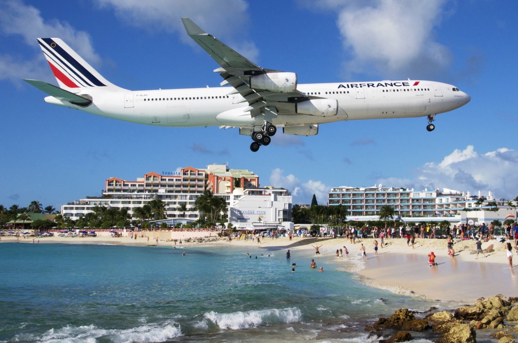 Air France Airbus A340 in St. Martin jigsaw puzzle in Luftfahrt puzzles on TheJigsawPuzzles.com