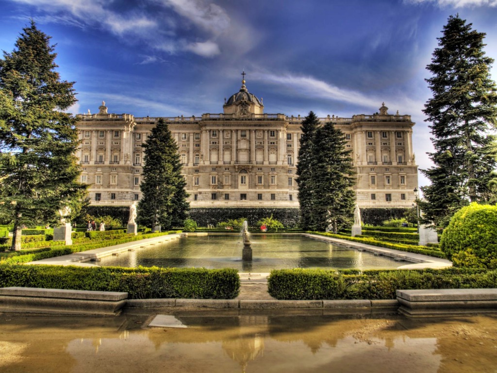 Королевский дворец в Мадриде, Испания jigsaw puzzle in Замки puzzles on TheJigsawPuzzles.com