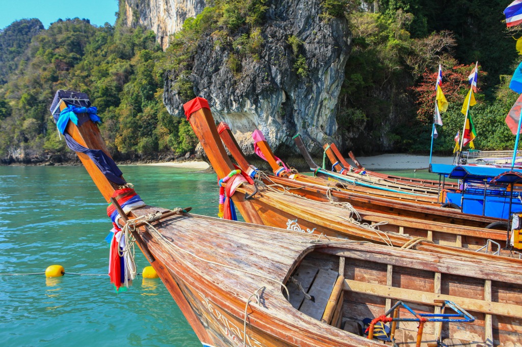 Традиционные тайские длиннохвостые лодки, Ко Самуи jigsaw puzzle in Красивые пейзажи puzzles on TheJigsawPuzzles.com