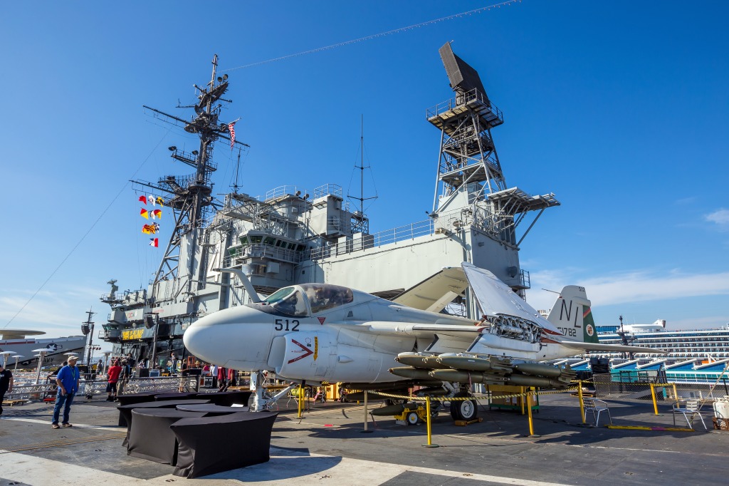 USS Midway in Downtown San Diego jigsaw puzzle in Aviation puzzles on TheJigsawPuzzles.com