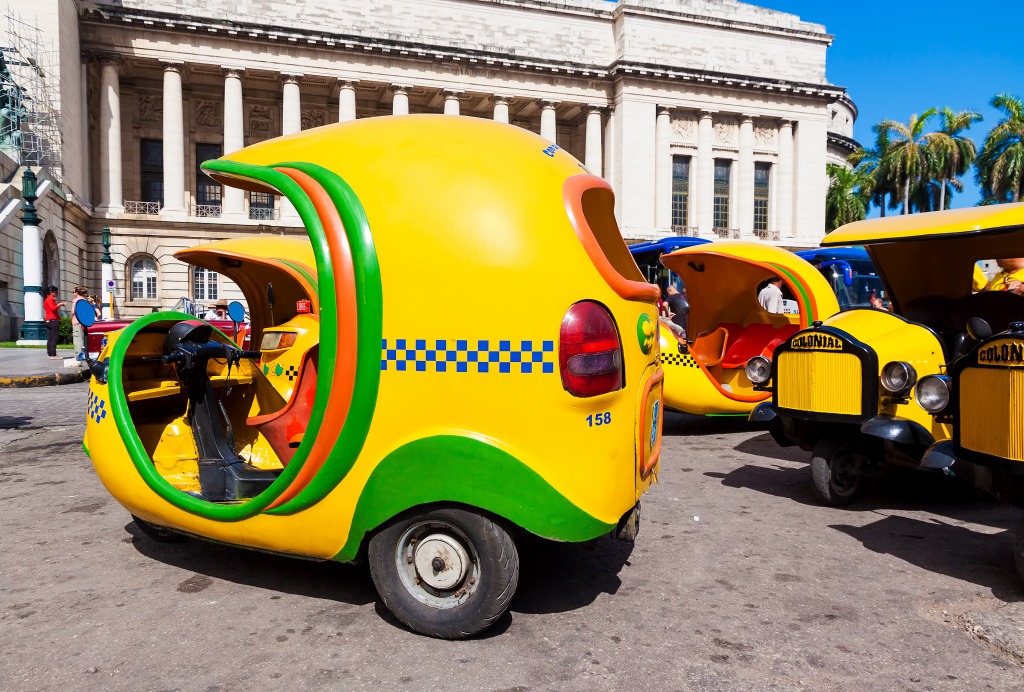 Petits taxis pour touristes à la Havane jigsaw puzzle in Voitures et Motos puzzles on TheJigsawPuzzles.com