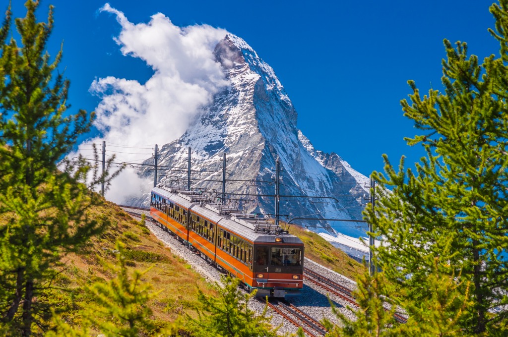 Train de montagnes en face du sommet de Matterhorn jigsaw puzzle in Magnifiques vues puzzles on TheJigsawPuzzles.com
