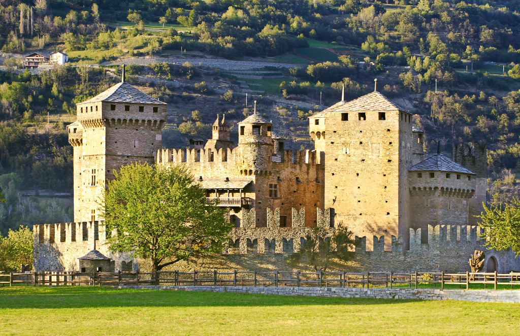 Castelo de Fenis no Vale de Aosta, Itália jigsaw puzzle in Castelos puzzles on TheJigsawPuzzles.com