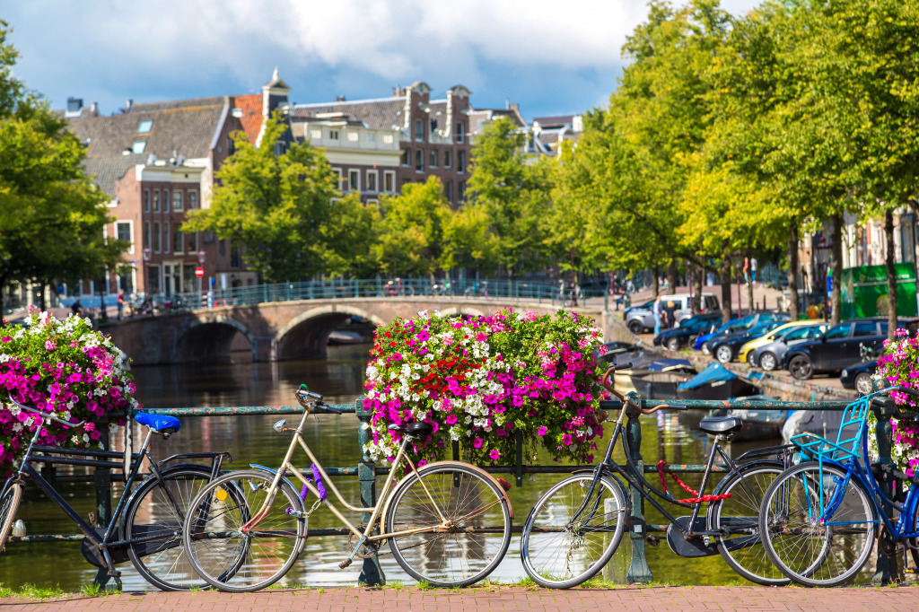 Bicyclettes sur un pont d'Amsterdam jigsaw puzzle in Ponts puzzles on TheJigsawPuzzles.com