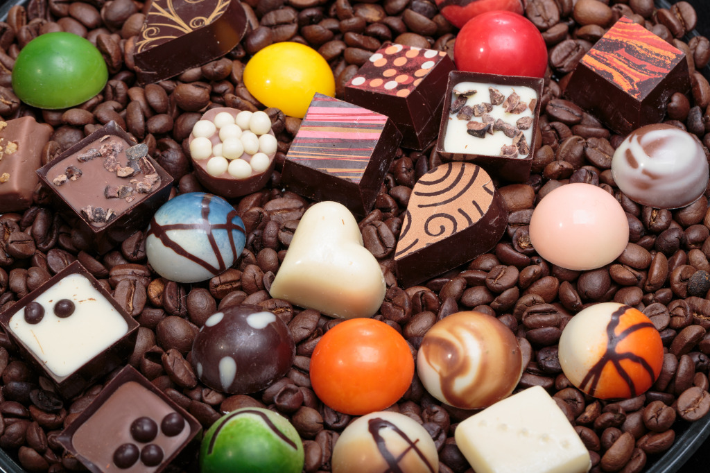 Шоколадные конфеты и кофейные зерна jigsaw puzzle in Еда и Напитки puzzles on TheJigsawPuzzles.com
