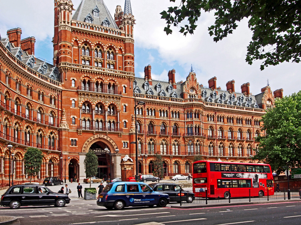 St. Pancras Railway Station Hotel, London jigsaw puzzle in Street View puzzles on TheJigsawPuzzles.com