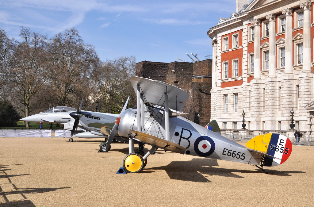 Aviões Antigos em Exposição em Londres jigsaw puzzle in Aviação puzzles on TheJigsawPuzzles.com