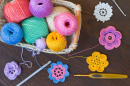 Цветные нитки и крючки для вязания