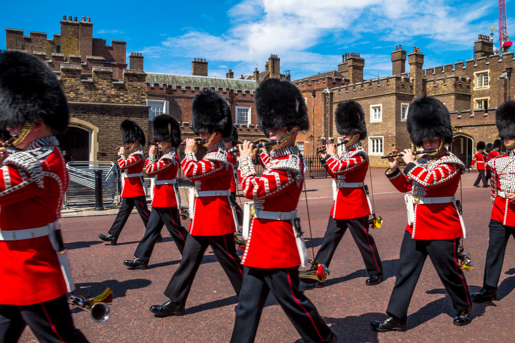 British Guardsmen near St. James Palace jigsaw puzzle in People puzzles on TheJigsawPuzzles.com