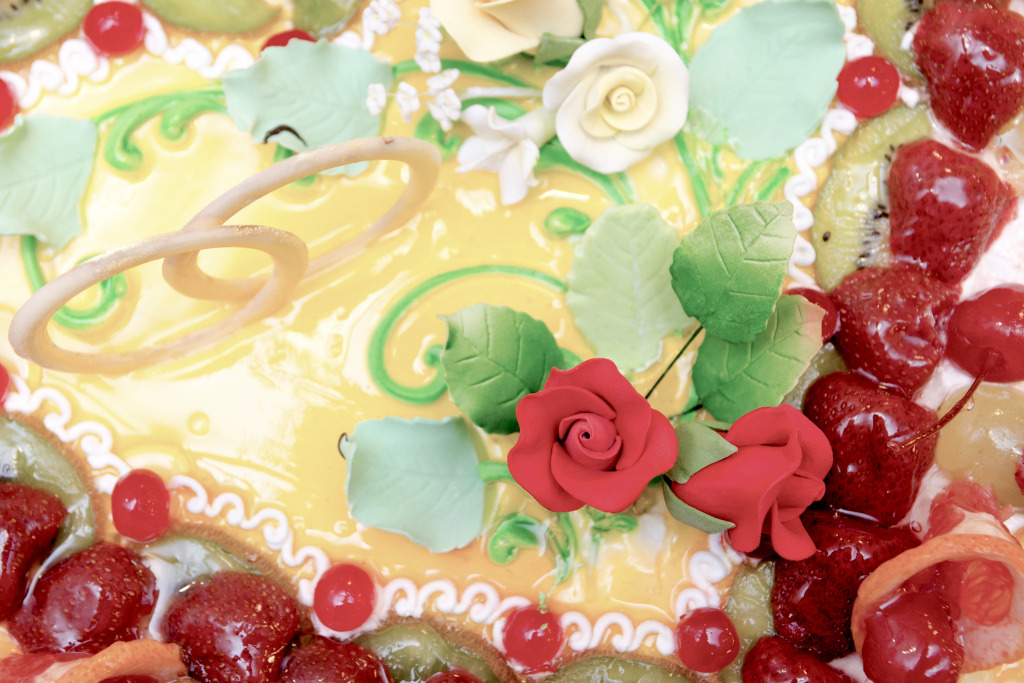 Gâteau de mariage avec des roses et des alliances jigsaw puzzle in Nourriture et boulangerie puzzles on TheJigsawPuzzles.com