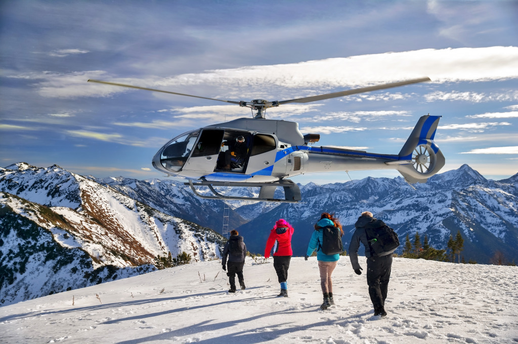 Hubschrauber schwebt über den Bergen jigsaw puzzle in Luftfahrt puzzles on TheJigsawPuzzles.com